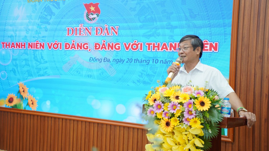 Đồng chí Nguyễn Minh Hùng - Quận ủy viên, Phó Ban thường trực Tuyên giáo Quận ủy Đống Đa chia sẻ nội dung Chủ trương việc phát triển đảng viên trẻ, đặc biệt là đoàn viên thanh niên ưu tú khối THPT