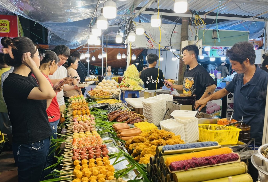 Tham gia lễ hội năm nay có gần 100 gian hàng với đa dạng các đặc sản miền quê Việt Nam