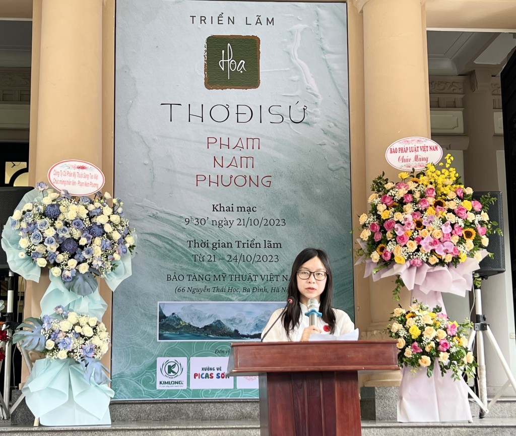 Họa sỹ trẻ Phạm Nam Phương phát biểu tại lễ khai mạc triển lãm
