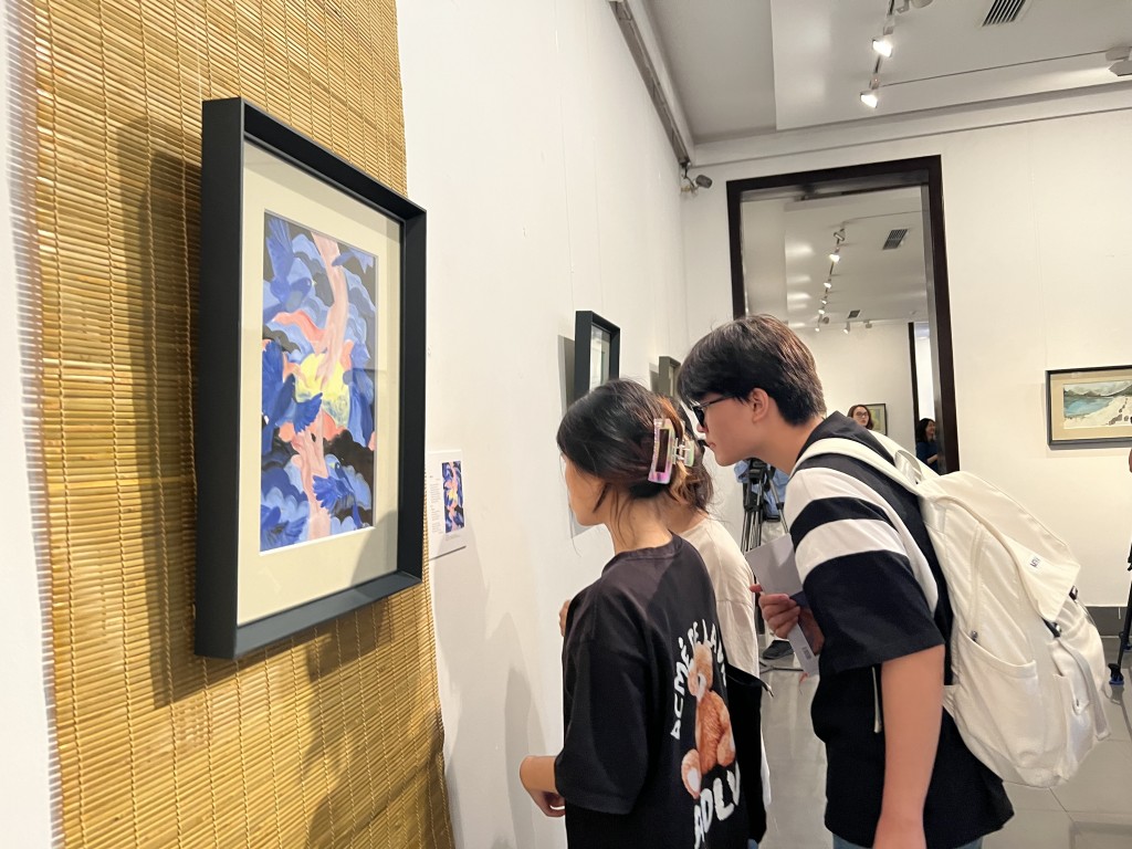 Độc đáo triển lãm mỹ thuật "Họa - Thơ đi sứ" của tác giả 17 tuổi Phạm Nam Phương