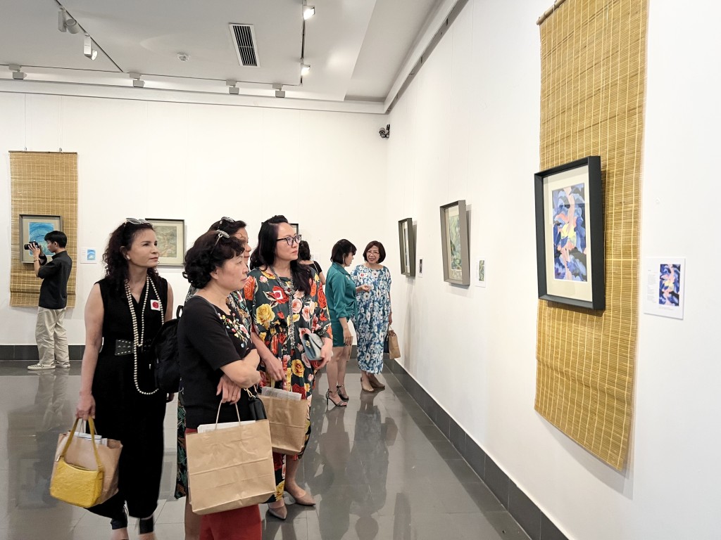 Đông đảo khán giả đến thưởng thức triển lãm của Phạm Nam Phương