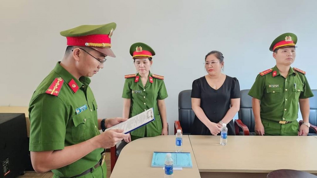Công an đọc lệnh bắt giữ đối tượng Phan Thị Thanh