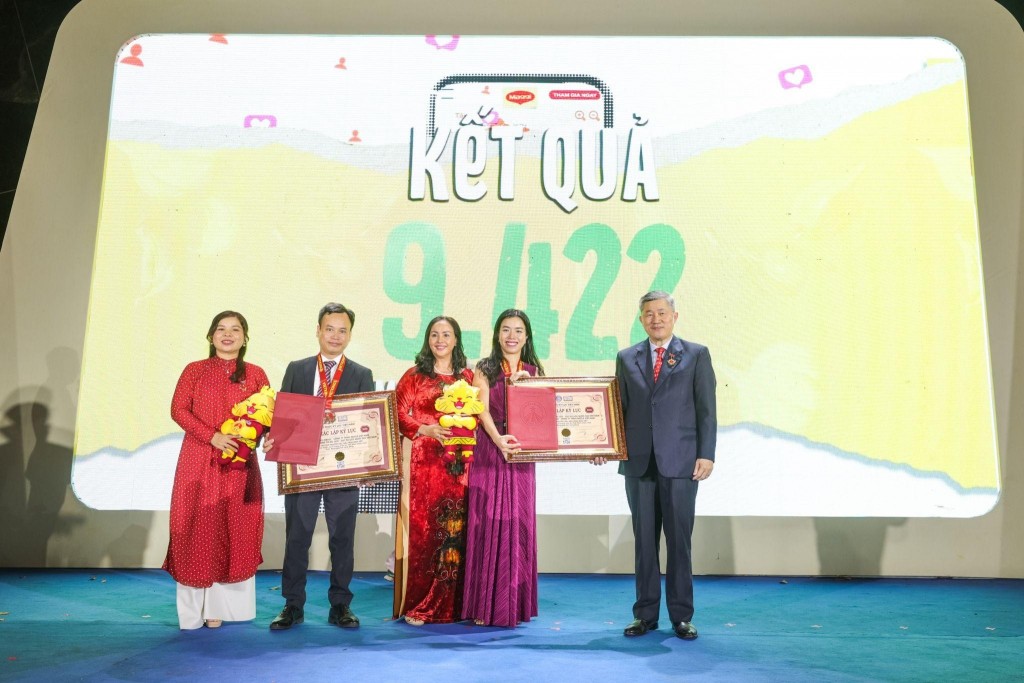Cũng tại lễ hội, Tổ chức Kỷ lục Việt Nam xác lập kỷ lục cho “Bản đồ trực tuyến có số lượng món ăn Việt Nam nhiều nhất được đóng góp bởi cộng đồng” Cũng tại lễ hội, Tổ chức Kỷ lục Việt Nam xác lập kỷ lục cho “Bản đồ trực tuyến có số lượng món ăn Việt Nam nhiều nhất được đóng góp bởi cộng đồng”