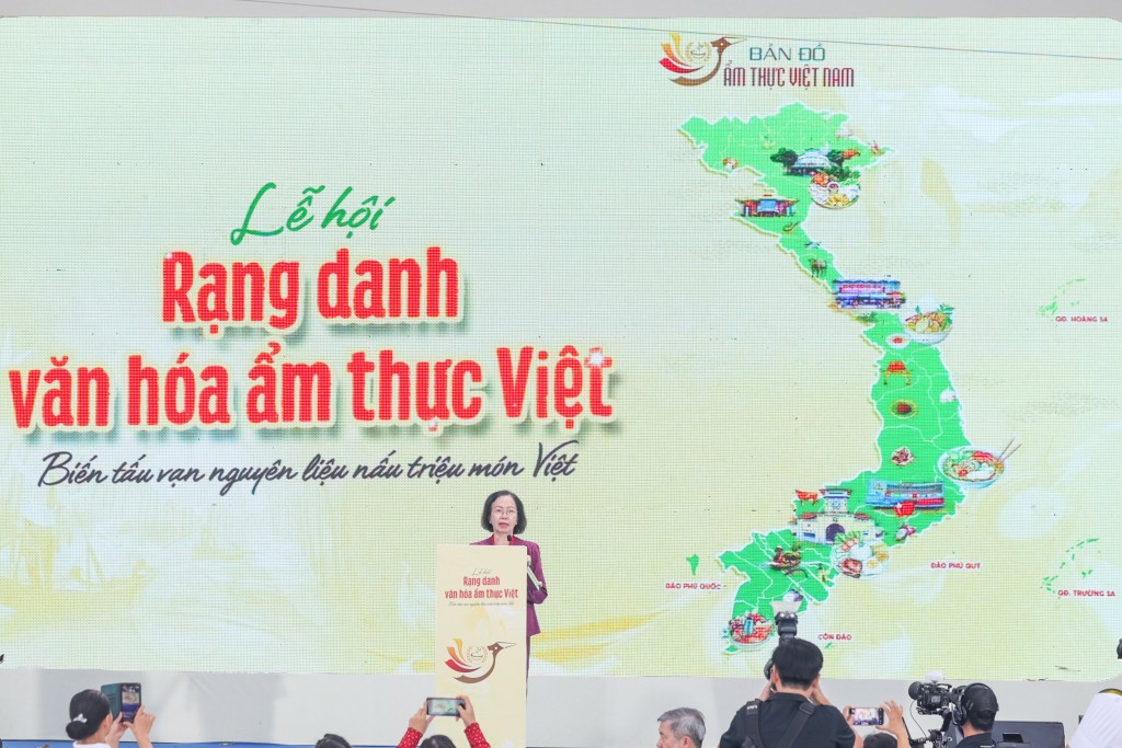 Bà Nguyễn Thị Khánh, Chủ tịch Hiệp hội Du lịch TP.HCM phát biểu tại Lễ khai mạc Lễ hội _Rạng danh văn hóa ẩm thực Việt_ Bà Nguyễn Thị Khánh, Chủ tịch Hiệp hội Du lịch TP.HCM phát biểu tại Lễ khai mạc Lễ hội _Rạng danh văn hóa ẩm thực Việt_
