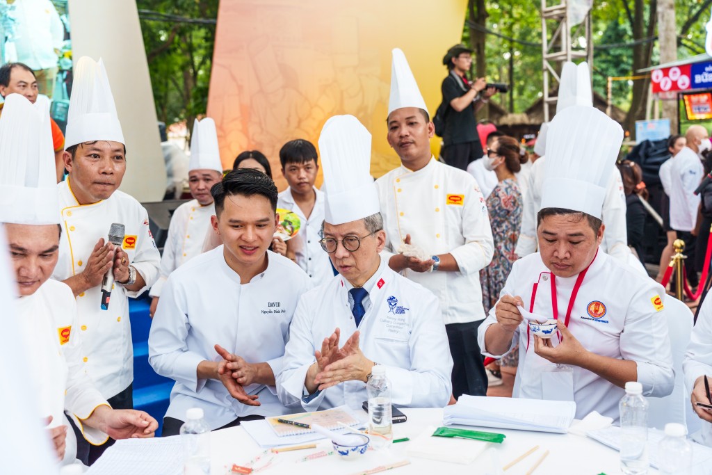 Chef Kenny Kong từ Hội Đầu bếp Thế giới góp mặt trong Ban giám khảo tham gia hoạt động chấm điểm phần trình diễn và chế biến ẩm thực của các đầu bếp Chef Kenny Kong từ Hội Đầu bếp Thế giới góp mặt trong Ban giám khảo tham gia hoạt động chấm điểm phần trình diễn và chế biến ẩm thực của các đầu bếp