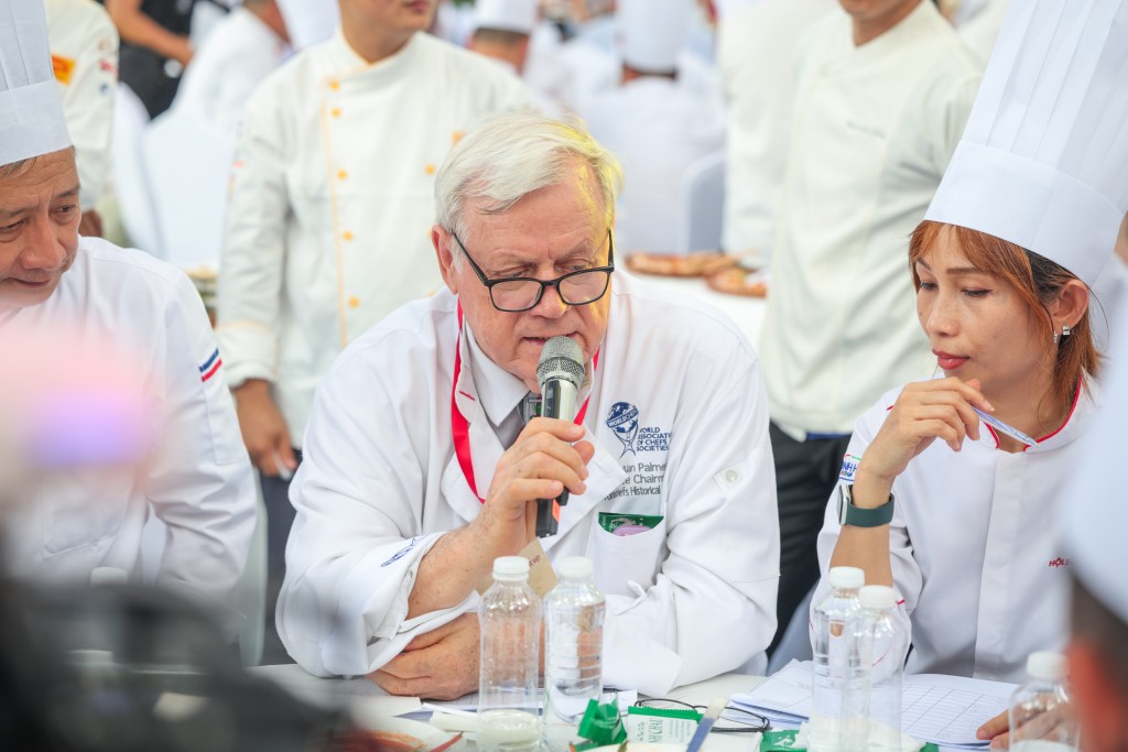 Đại diện Hội Đầu bếp Thế giới, Chef Alan Palmer có những nhận xét khách quan dành cho các đầu bếp tham gia xác lập kỷ lục bản đồ ẩm thực Việt Nam 126 món
