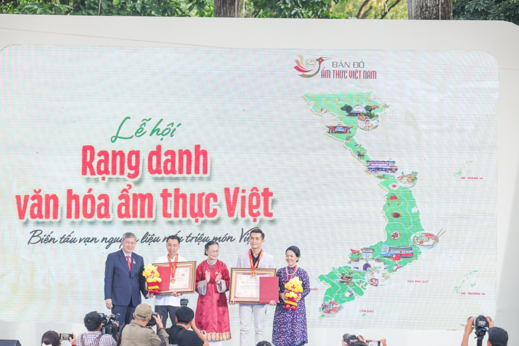 Nhãn hàng MAGGI và Chi hội Đầu bếp Chuyên nghiệp Sài Gòn vinh dự đón nhận kỷ lục Bản đồ ẩm thực – văn hóa Việt Nam giai đoạn 2 với 126 món ăn