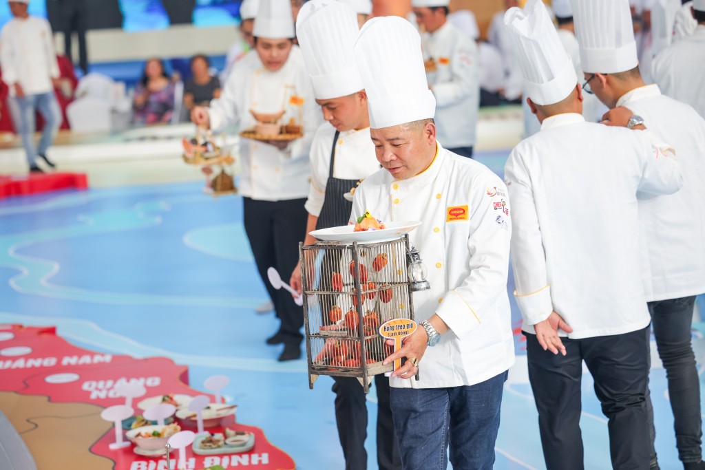 Tiết mục diễu hành của các đầu bếp trưng bày 126 món ăn dọc theo bản đồ Việt Nam Tiết mục diễu hành của các đầu bếp trưng bày 126 món ăn dọc theo bản đồ Việt Nam