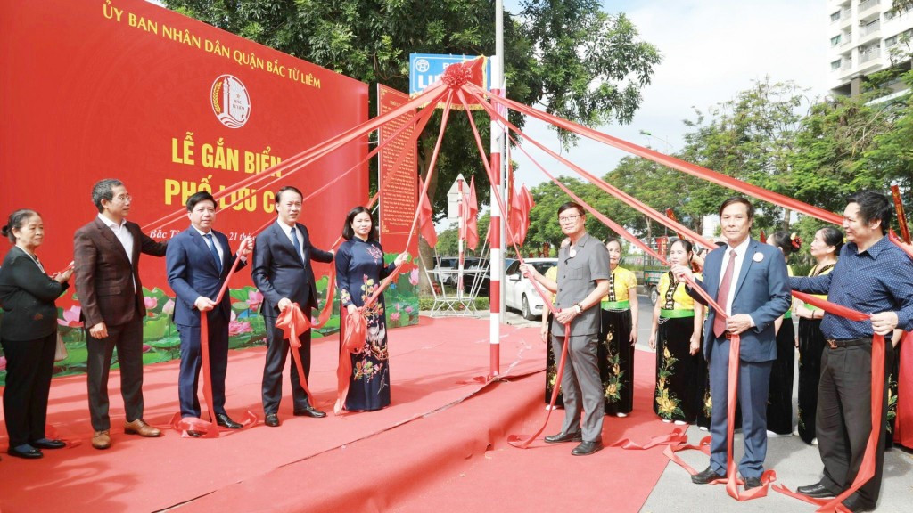 Phó Bí thư Thường trực Thành ủy Hà Nội Nguyễn Thị Tuyến cùng các đại biểu thực hiện nghi lễ gắn biển phố Lưu Cơ.