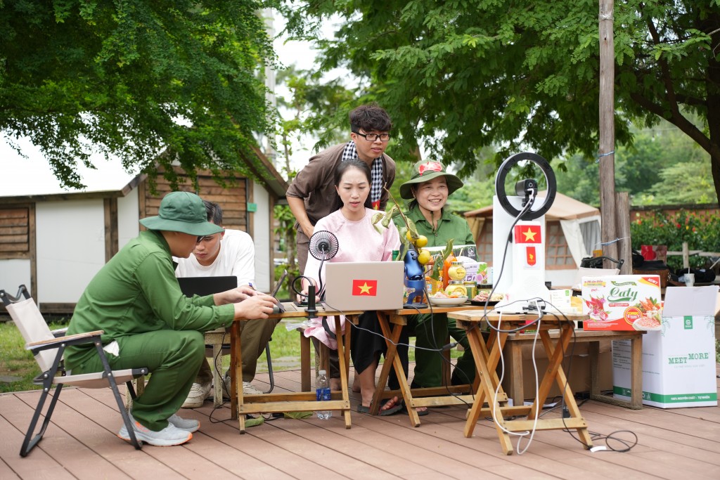 Các nhà bán hàng, nhà sáng tạo nội dung và chủ thể OCOP cùng hợp tác mở buổi LIVE tại sự kiện Cần Giờ
