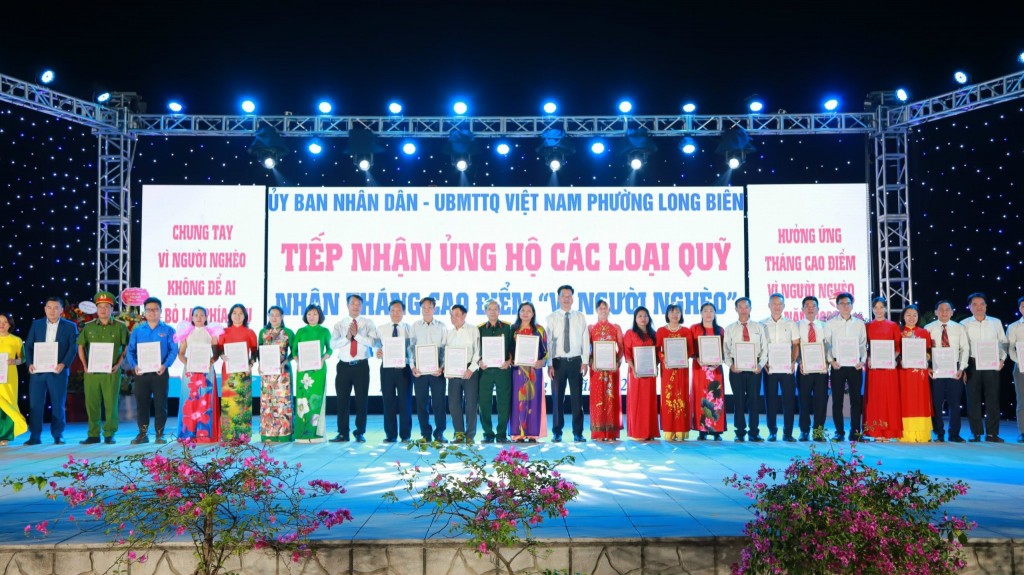 Chủ tịch Ủy ban MTTQ Việt Nam TP Hà Nội chung vui Ngày hội Đại đoàn kết với Nhân dân phường Long Biên