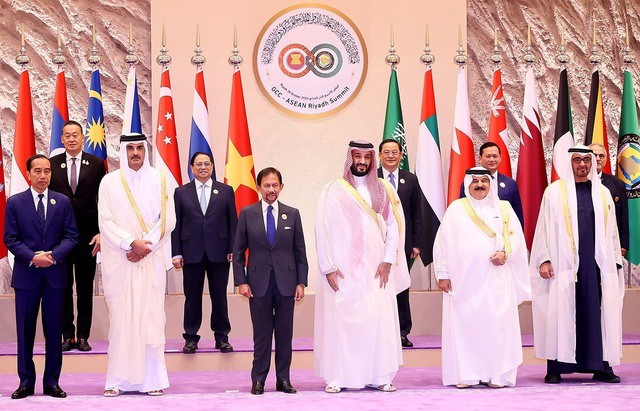 Thủ tướng, Thái tử Saudi Arabia Mohammad bin Salman đón Thủ tướng Phạm Minh Chính và các trưởng đoàn dự Hội nghị Cấp cao ASEAN-GCC