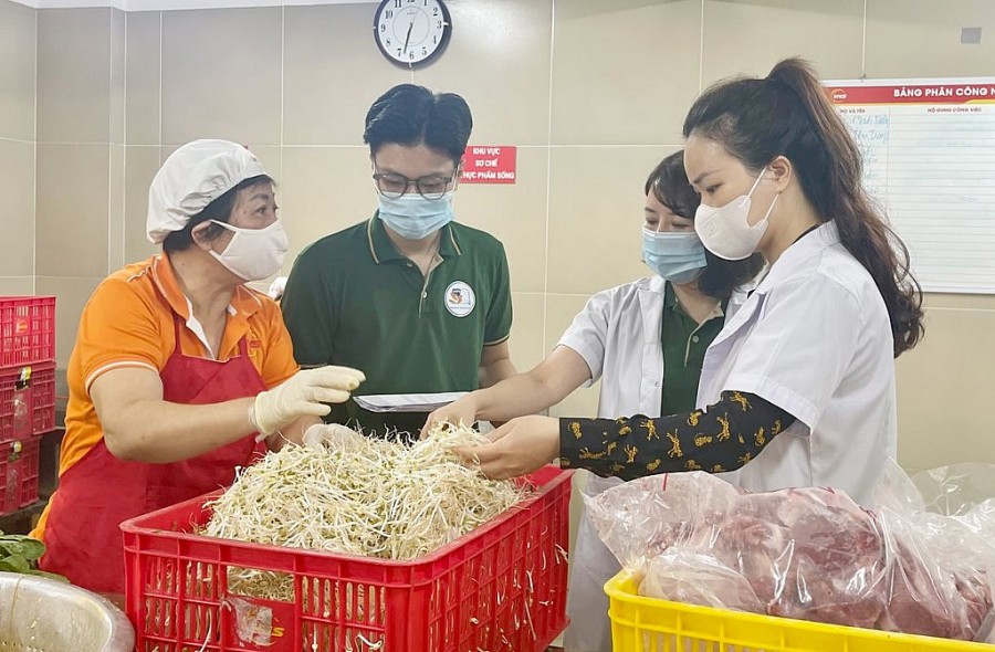 Ban Giám hiệu Trường Tiểu học Đoàn Khuê (quận Long Biên) cùng phụ huynh học sinh giám sát thực phẩm cung cấp cho bếp ăn trường học