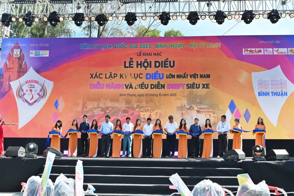 Đại biểu cắt băng khai mạc lễ hội Đại biểu cắt băng khai mạc lễ hội