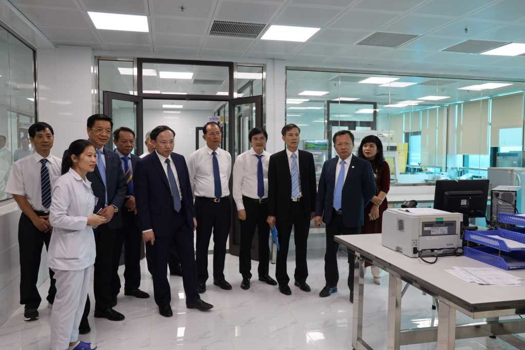 Các đồng chí lãnh đạo tỉnh cùng Tập đoàn Công nghiệp Than - Khoáng sản tham quan cơ sở vật chất và trang thiết bị Bệnh viện.