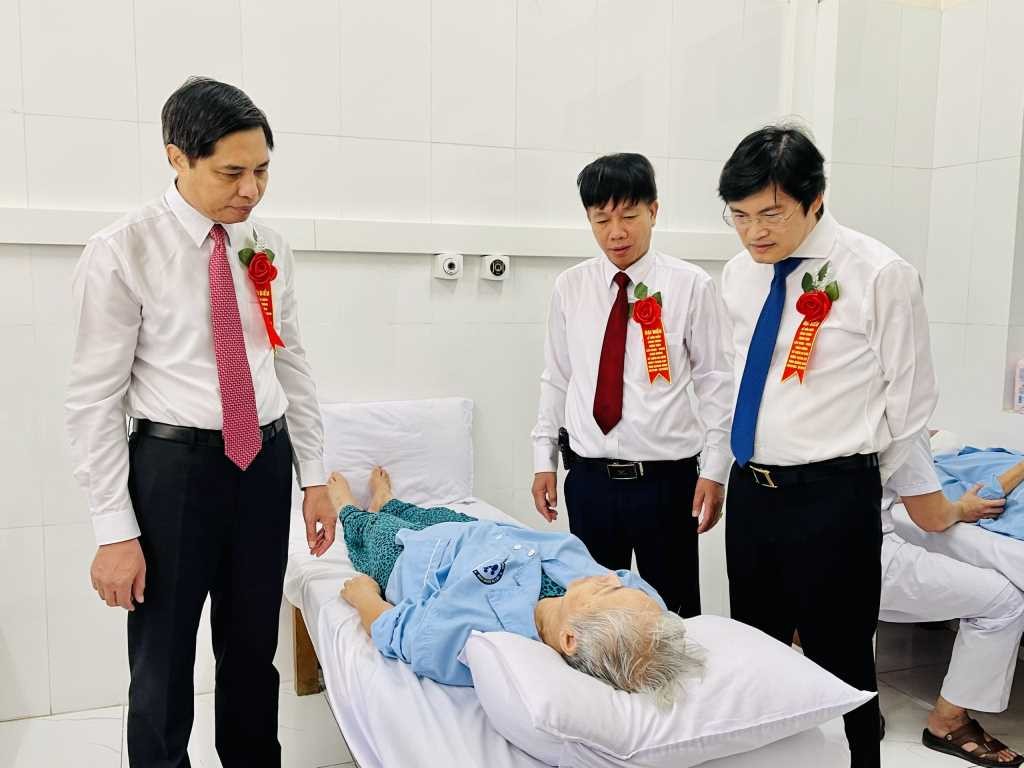 Nhân dịp này, đồng chí Vũ Văn Diện, Phó Chủ tịch UBND tỉnh, đã tới thăm, động viên người bệnh tại một số phòng, khoa Bệnh viện Lão khoa - Phục hồi chức năng tỉnh Quảng Ninh.