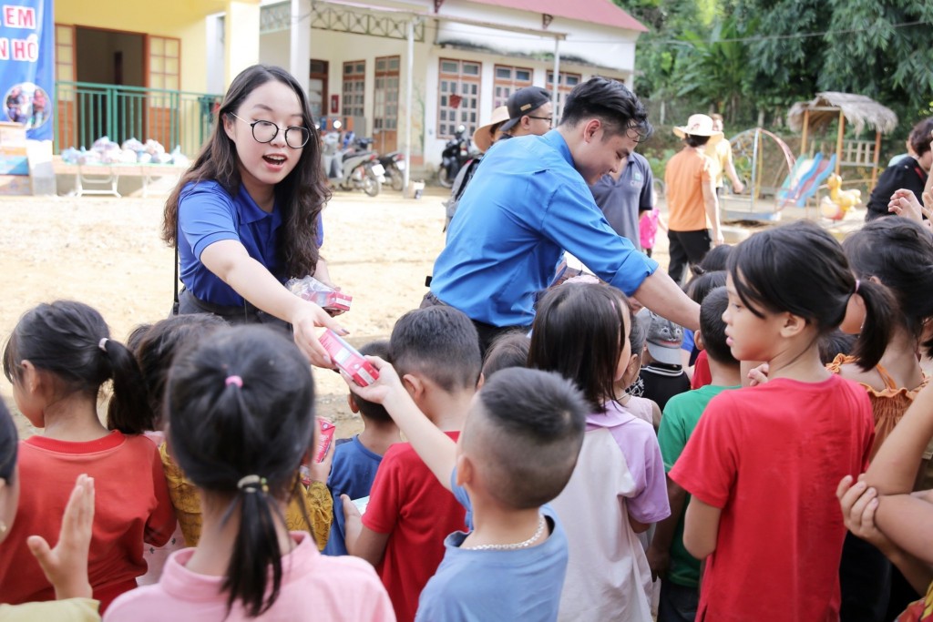 Đoàn phóng viên đi thực tế viết bài và tặng sữa cho trẻ em ở huyện Vân Hồ, tỉnh Sơn La. Ảnh: Vi Nam