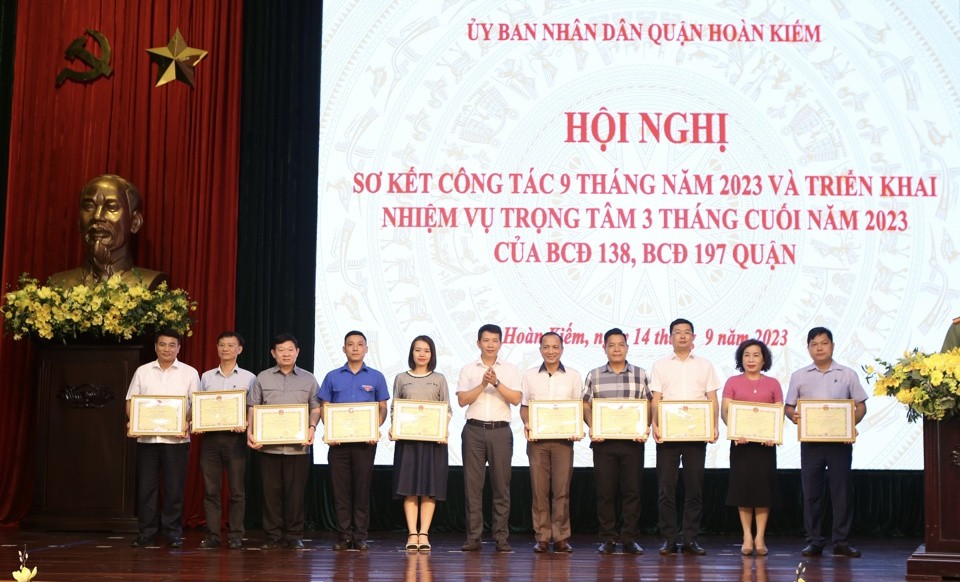 Chủ tịch UBND quận Hoàn Kiếm Phạm Tuấn Long trao bằng khen cho các tập thể.