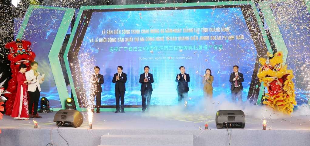 Các đại biểu làm lễ khởi động sản xuất dự án công nghệ tế bào quang điện Jinko Solar PV Việt Nam