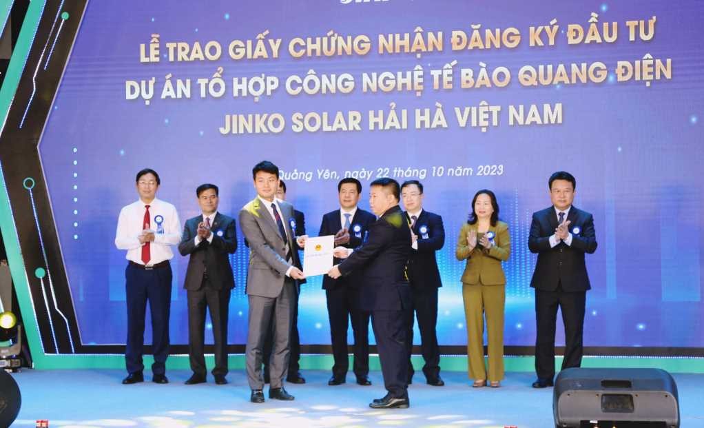 UBND tỉnh Quảng Ninh trao giấy chứng nhận đăng ký đầu tư Dự án Tổ hợp công nghệ tế bào quang điện Jinko Solar Hải Hà Việt Nam cho Công ty TNHH Công nghiệp Jinko Solar Việt Nam.