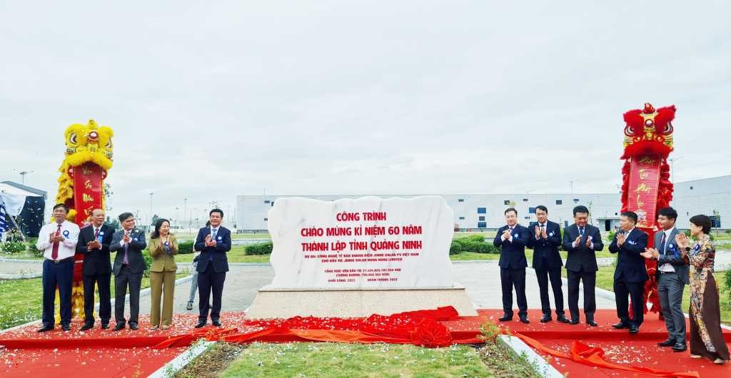 Dự án công nghệ tế bào quang điện Jinko Solar PV Việt Nam được gắn biển chào mừng ngày thành lập tỉnh Quảng Ninh