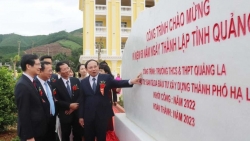 Quảng Ninh gắn biển 2 công trình trường học mừng ngày thành lập tỉnh