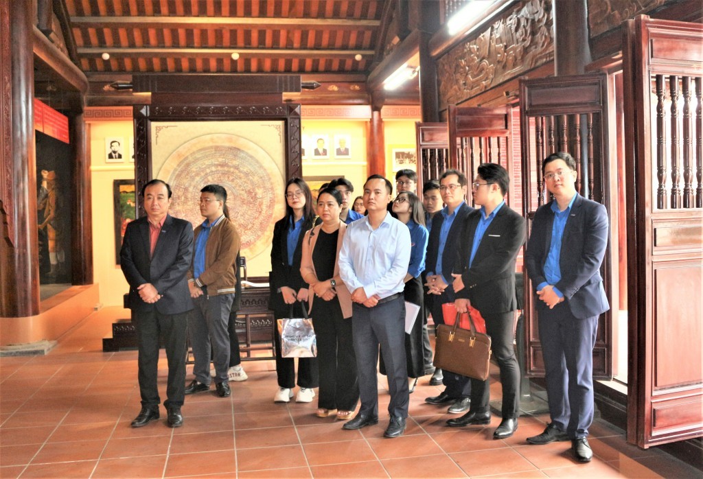 Đại diện Đảng ủy, Đoàn thanh niên và các đoàn viên ưu tú tham quan khu lưu niệm Tổng Bí thư Nguyễn Văn Cừ trước lễ kết nạp