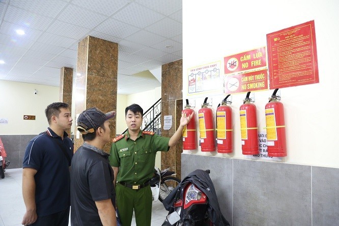 Đoàn công tác kiểm tra điều kiện an toàn phòng cháy chữa cháy tại hộ gia đình anh Nguyễn Văn An, phường Phúc La, quận Hà Đông, Hà Nội