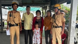 Công an TP Hồ Chí Minh đưa bé gái 6 tuổi ở Long An đi lạc về gia đình