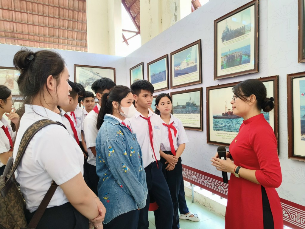 Đông đảo các em học sinh tham quan tìm hiểu những tư liệu, bản đồ khẳng định chủ quyền của Việt Nam đối với hai quần đảo Hoàng Sa và Trường Sa