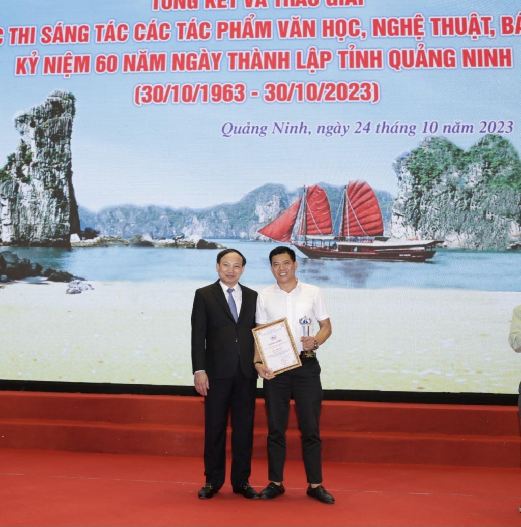 Nhà báo Tạ Ngọc Quyết (áo trắng) của Báo Tuổi trẻ Thủ đô xuất sắc giành được giải Nhì.