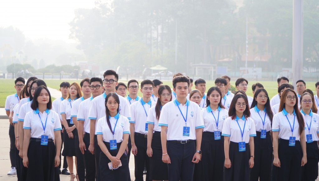 Đại biểu Hội Sinh viên Việt Nam TP Hà Nội báo công dâng Bác