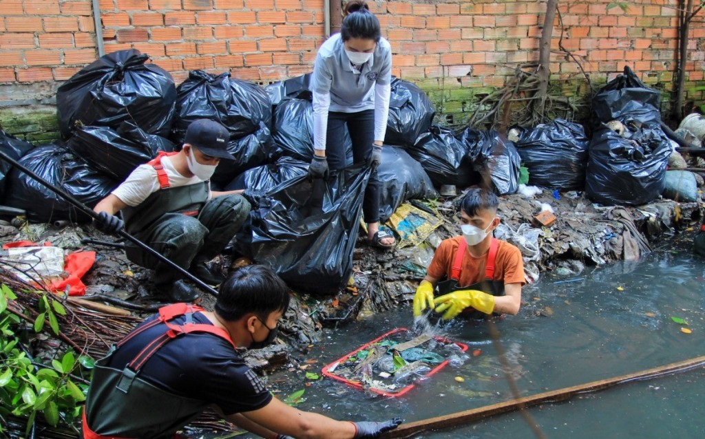 Nhóm Hà Nội xanh không quản vất vả để làm sạch những ao hồ ô nhiễm