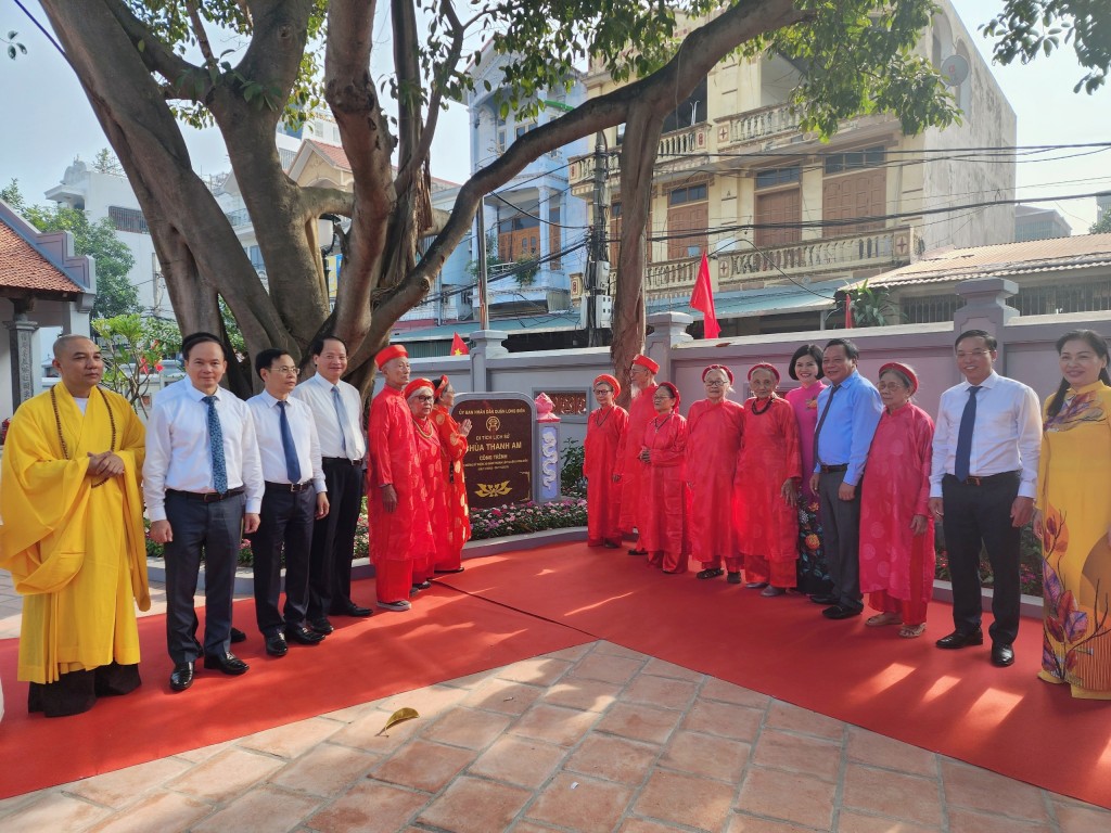 Các đại biểu tham dự thực hiện nghi thức gắn biển công trình Chùa Thanh am