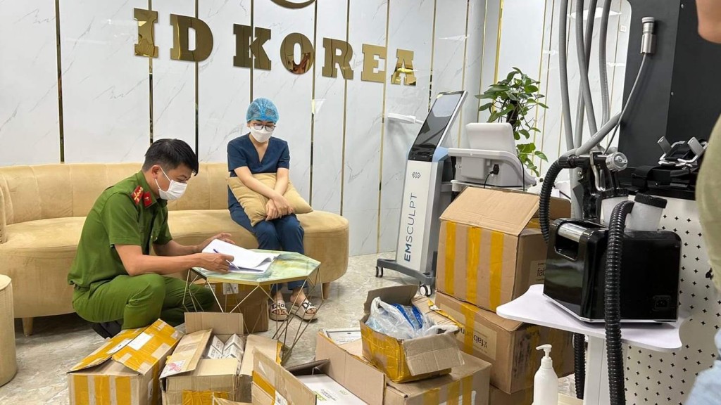Lực lượng Công an tiến hành kiểm tra cơ sở kinh doanh dịch vụ thẩm mỹ ID Korea 