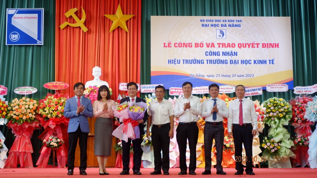 Đại diện lãnh đạo các Sở, ban, ngành thành phố, địa phương tặng hoa chúc mừng PGS.TS Lê Văn Huy (Ảnh: Út Vũ)