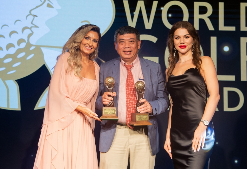 Đại diện Việt Nam nhận cúp trong Lễ trao giải