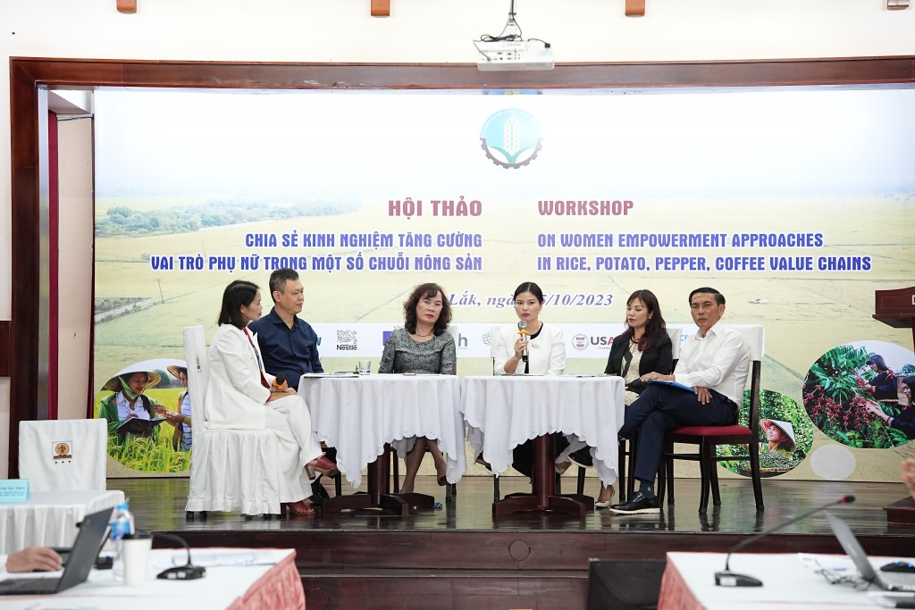 Bà Lê Thị Hoài Thương, Quản lý Đối ngoại cấp cao, Nestlé Việt Nam (thứ 4 từ trái qua phải) chia sẻ cùng các diễn giả tại hội thảo ngày 25-10.JPG