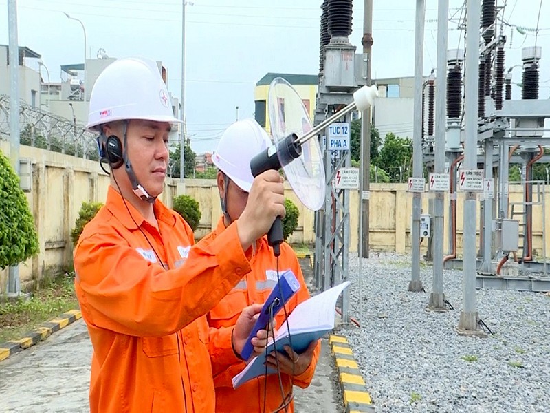 Đội Quản lý vận hành lưới điện cao thế kiểm tra phóng điện cục bộ cầm tay tại TBA 110 kV Cái Lân