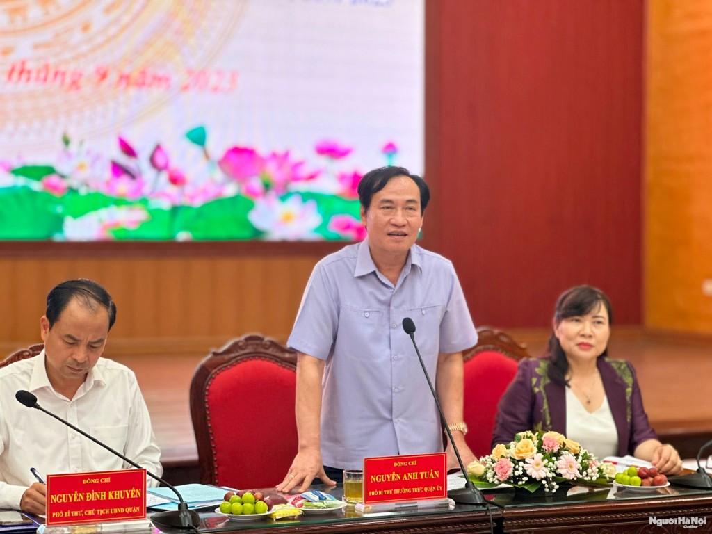 Đồng chí Nguyễn Anh Tuấn - Phó Bí thư Thường trực Quận Uỷ Tây Hồ chia sẻ tại Hội nghị.