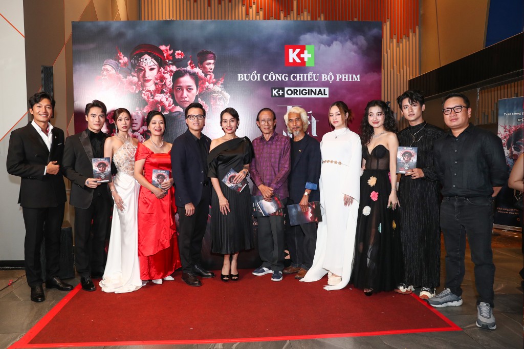 Dàn diễn viên và đại diện ekip sản xuất tại thảm đỏ ra mắt phim