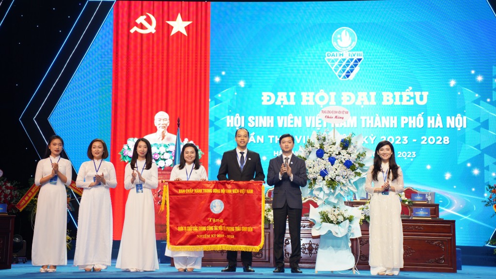 Lãnh đạo Trung ương Hội Sinh viên Việt Nam tặng hoa chúc mừng Đại hội và trao tặng Bằng khen của Trung ương Hội Sinh viên việt Nam cho Hội Sinh viên TP Hà Nội