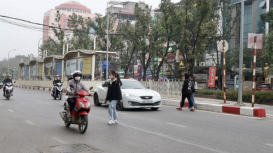 Người dân ngang nhiên qua đường khi không có bất kỳ tín hiệu nào dành cho người đi bộ