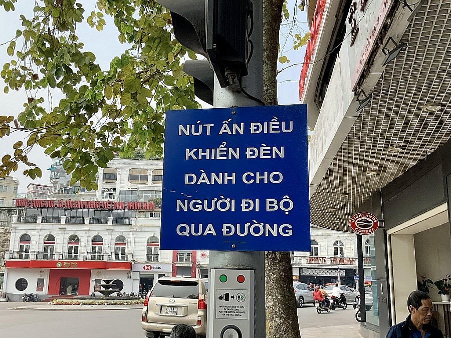Biển chỉ dẫn đèn hiệu dành cho người đi bộ ở phố Đinh Tiên Hoàng, quận Hoàn Kiếm