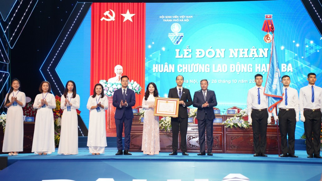 Hội Sinh viên thành phố Hà Nội đón nhận Huân chương Lao động hạng Ba 