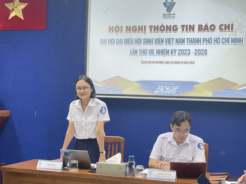 Đồng chí Trần Thu Hà, Phó Bí thư Thành đoàn, Chủ tịch Hội Sinh viên Việt Nam TP Hồ Chí Minh thông tin tại buổi họp báo