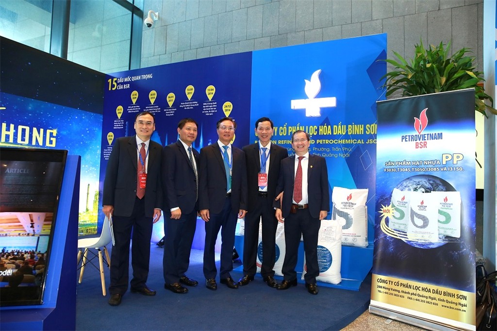 Ông Bùi Minh Tiến - Thành viên HĐTV Petrovietnam (đứng giữa) cùng đại diện lãnh đạo tỉnh Quảng Ngãi, Công ty BSR chụp ảnh lưu niệm tại gian hàng BSR