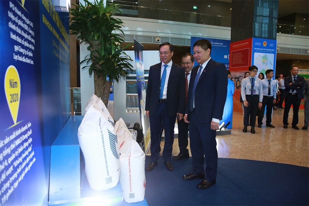 Lãnh đạo Công ty BSR giới thiệu những điểm mới của sản phẩm hạt nhựa tới ông Bùi Minh Tiến - Thành viên HĐTV Petrovietnam (bên trái).
