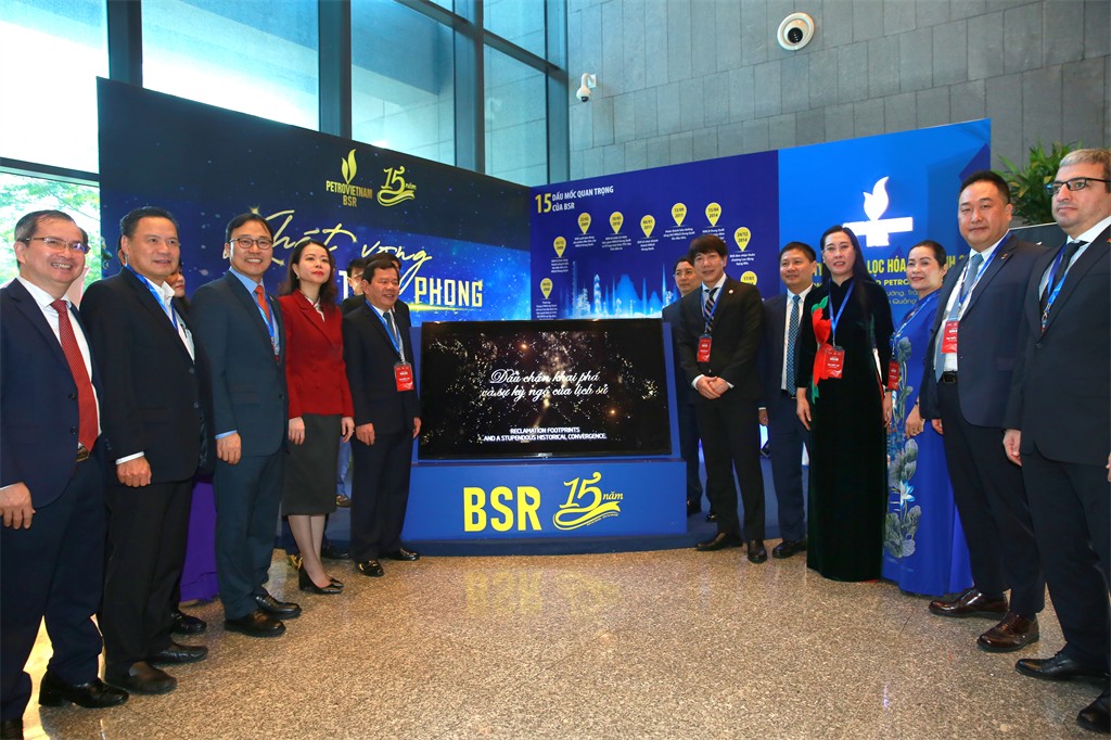Lãnh đạo Bộ Ngoại giao, tỉnh Quảng Ngãi, đại sứ các nước, lãnh đạo Công ty BSR chụp ảnh lưu niệm tại gian hàng.