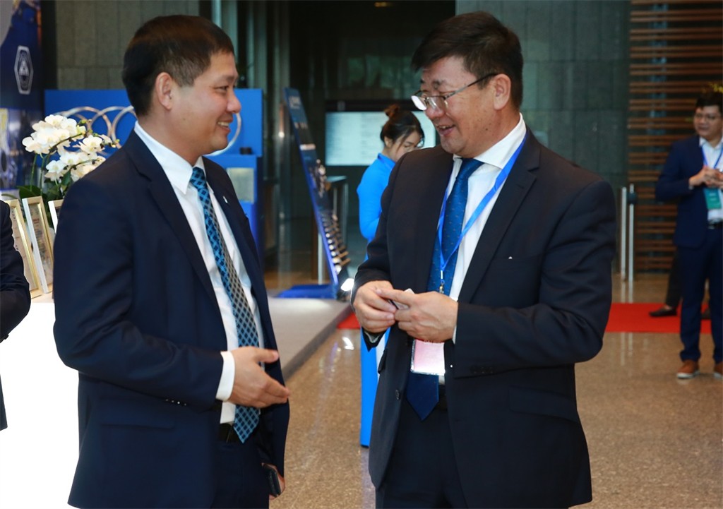 Tổng Giám đốc BSR Bùi Ngọc Dương trao đổi thông tin hợp tác với các đối tác quốc tế.